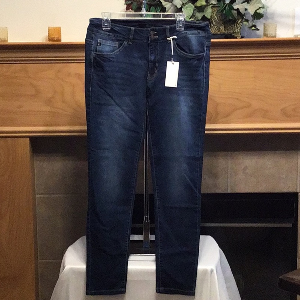 SKINNY JEANS-FITS A SIZE 31-HAS A LITTLE STRETCH